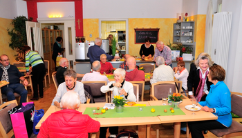Senioren essen zusammen in der Cafeteria zu Mittag | © Caritas München und Oberbayern